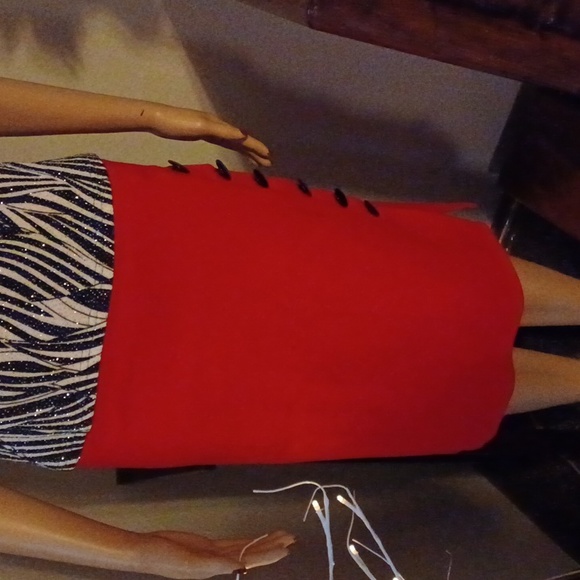 Skirt w/ button detail - Picture 3 of 7